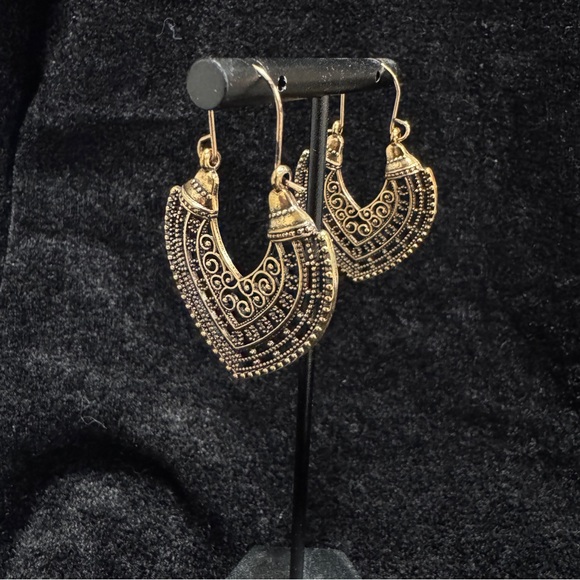 Elegant Gold Bohemian Earrings - Picture 2 of 4